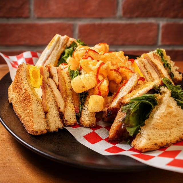 Club House Chicken Sandwich / Sándwich Club House de Pollo.