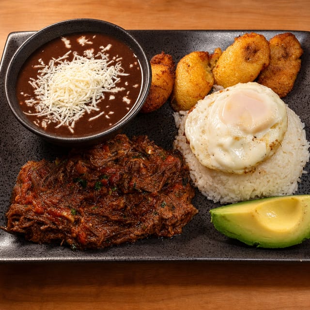 Pabellón Criollo Plate / Pabellón Criollo.